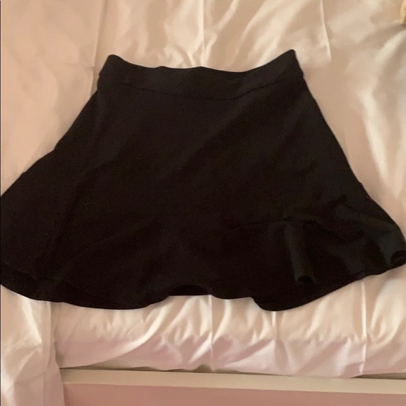 Cute black stretchy skirt